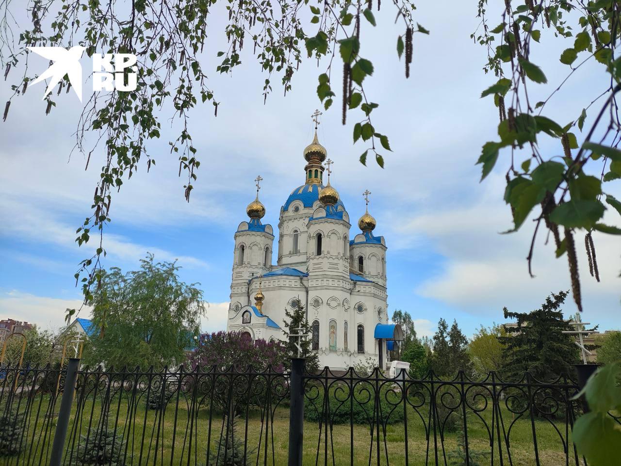 Сильные дожди и грозы прогнозируют синоптики в Луганске 23 июня В понедельник, 23 июня, в Луганске ожидается облачная погода с прояснениями. Об этом сообщает региональный Гидрометцентр. Ночью и днём пройдут кратковременные дожди, утром и днём — сильные, с грозами. Западный ветер ночью будет дуть со скоростью 5–10 м/с, днём — 7–12 м/с, с порывами до 15–20 м/с во время гроз. Температура ночью +11…+13°C, днём +20…+22°C.