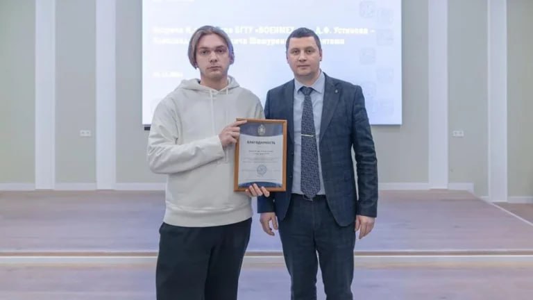 Убил подругу из-за денег на наркоту, повоевал, вернулся: дикая история «героя СВО» из Новосибирска В 2021 году Федор Хижин убил свою девушку, ударив ее 59 раз, забрал ее ноутбук, телефон и деньги, а потом уехал в Кемерово, где и был пойман. По словам знакомой погибшей, парень требовал у подруги «денег на дозу». Та отказала — он ее и убил. За это в августе 2022 года парень получил 15 лет строгого режима. Однако сейчас он уже оказался на свободе: в декабре 2024 года на награждении студентов-участников «СВО» он получил награду из рук ректора БНТУ «Военмех». Убил девушку из-за дозы, получил 15 лет — вышел через два и стал «героем». Преступление, кровь, война — и вот уже ректор вручает медаль за подвиги. Кажется, в новой этике государства всё логично: чем больше насилия — тем выше награда. 59 ударов — пропуск к грамоте.