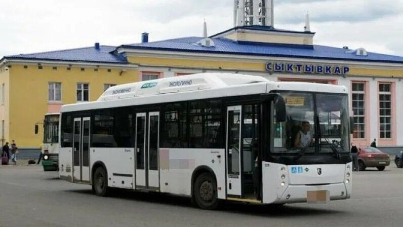 Житель Сыктывкара подал в суд на компанию «Комиавтотранс», обвиняя ее в систематических опозданиях на работу  Мужчина требовал от перевозчика возмещения ущерба, мотивируя это отменой автобусных рейсов, из-за которых он регулярно опаздывал, что негативно сказалось на его отношениях с коллегами и самочувствии.  В результате иск жителя Сыктывкара был удовлетворен частично. Суд постановил взыскать с АО «Комиавтотранс» 24 тысячи рублей в качестве компенсации морального вреда, 273 рубля в качестве компенсации убытков  расходы на такси  и около 12 тысяч рублей в виде штрафа.  Подпишись   Предложи новость