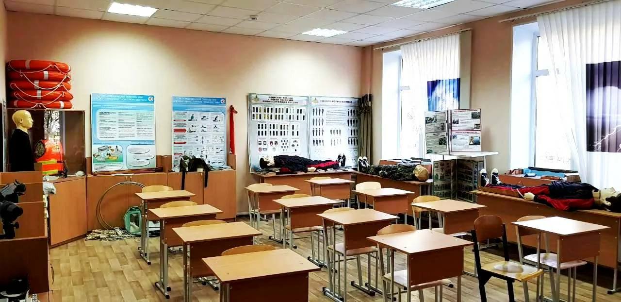 В Северной Осетии обновляют кабинеты ОБЗР ОБЖ и труда: впервые за десятилетия – современное оборудование для школ. На эти цели в рамках нацпроекта «Молодежь и дети» выделено порядка 35 млн рублей. Речь идет не просто о закупке макетов, а о создании полноценных условий для практического обучения детей основам безопасности, ориентированным на реалии сегодняшнего дня. Современные макеты оружия, которые поступят в школы, позволят школьникам изучать устройство вооружения без риска для жизни и здоровья, научиться правилам безопасного обращения, отработать навыки поведения в чрезвычайных ситуациях»,- отметила министр образования и науки Элла Алибекова. Она отметила, что многие жители республики помнят, как в советское время уроки ОБЖ были не просто теорией, а настоящей подготовкой к жизни. Сейчас эти традиции возвращаются на новом технологическом уровне. «Что ещё закупается: Кроме макетов оружия, оснащаются мастерские труда, обновляется мебель, приобретается наглядное оборудование и тренажёры. Цель — чтобы каждый ребёнок имел доступ к современному обучению жизненно важным навыкам. Это подготовка детей к действиям в экстренных ситуациях: от оказания первой помощи до грамотной самообороны и ориентации в опасных условиях. Обновление проходит в рамках системной работы Министерства образования и правительства республики по модернизации школьной инфраструктуры»,- заключила она.