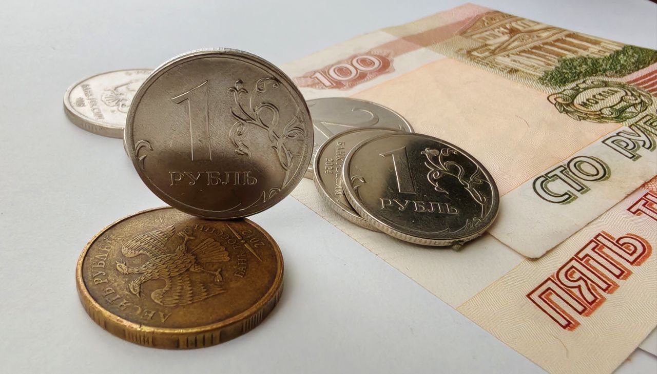 С 1 апреля социальные пенсии были проиндексированы на 14,75% Индексацию провели в беззаявительном порядке, повышение коснулось более 20 тыс. жителей ДНР, получающих социальную пенсию по инвалидности, детей-инвалидов, детей, потерявших одного или обоих родителей. Также проиндексированы выплаты пенсионерам, не получивших право на страховую. Об этом сообщили в ОСФР по ДНР. Вместе с социальными проиндексированы государственные пенсии: участников Великой Отечественной войны; награжденных знаком «Жителю блокадного Ленинграда» и «Житель осажденного Севастополя»; граждан, пострадавших в результате радиационных или техногенных катастроф, и членов их семей и других. Получить консультацию можно в едином контакт-центре по социальным вопросам: 8 800 100-00-01, а также на горячих линиях клиентских служб ОСФР по ДНР. Фото: Всё о ДНР