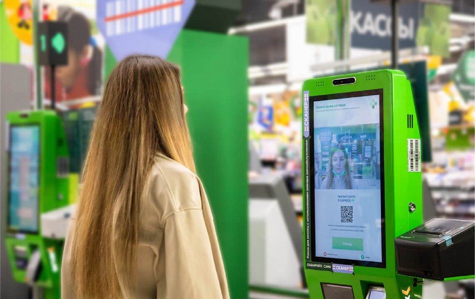 Россияне все чаще платят за товары и услуги с помощью QR кодов биометрии и электронных кошельков По данным ЦБ в первом квартале 2025 года таких операций стало почти на треть больше чем годом ранее Их общее число приблизилось к 11 миллиардам Особенно активно люди используют QR коды и биометрию Через них прошло около 800 миллионов платежей что почти вдвое больше чем в первом квартале 2024 года Сумма покупок оплаченных этими способами превысила 1 1 триллиона рублей Банковские карты по прежнему остаются основным инструментом для платежей но их использование сокращается уже два квартала подряд За январь март по картам было совершено 14 9 миллиарда операций на общую сумму 13 6 триллиона рублей При выборе системы приема платежей важно учитывать данные ЦБ Бизнесу стоит предлагать клиентам как можно больше удобных вариантов Например QR код позволяет экономить на эквайринге Предприниматель
