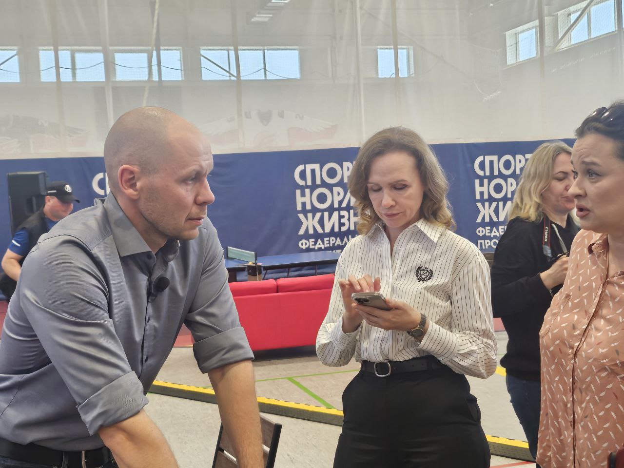 Подтопление в Тарко-Сале: что известно и какие меры принимаются Глава Пуровского района Кирилл Трапезников встретился с жителями дачных участков, оказавшихся в зоне подтопления. О чём шла речь: Компенсации — ущерб будет возмещаться по закону. Все обращения фиксируются. Бесплатный анализ воды из скважин на дачных участках — вопрос взяли в работу. Прогнозы — уровень воды на дачных участках пока растёт, в реке — снижается. Снежный накопитель предложили перенести в будущем — вопрос рассмотрят. Люди благодарят спасателей — помощь приходит быстро. На месте работают прокуратура и Следственный комитет, специалисты готовы проконсультировать по правовым вопросам. Глава района держит связь с губернатором и докладывает о ситуации каждые шесть часов. «Ямал-Медиа» Поддержать нас бустом