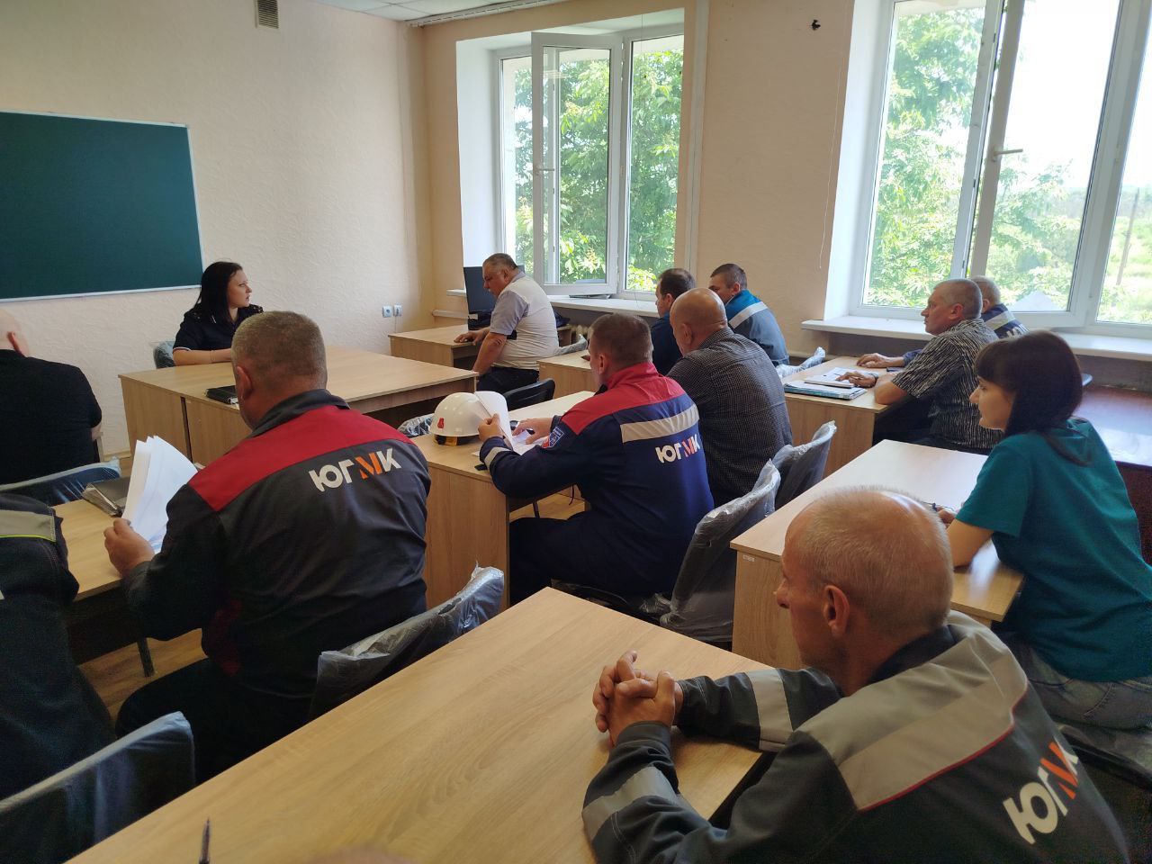 Сотрудники Стахановского завода ферросплавов узнали, как защититься от IT-мошенников На СЗФ прошла плановая профилактическая беседа по предотвращению преступлений в сфере информационно-телекоммуникационных технологий. Мероприятие организовано в связи с участившимися случаями IT-мошенничества на территории города и региона. Начальник отделения дознания ОМВД России «Стахановский», капитан полиции Юлия Куценко рассказала сотрудникам предприятия о принципах распознавания мошенников и способах защиты от них. Основные схемы и приемы IT-злоумышленников: инициирование контакта самими мошенниками через заманчивые предложения; настойчивые разговоры о деньгах и предложения перевести средства на «безопасный счет»; попытки получить конфиденциальную информацию и персональные данные; эмоциональные манипуляции и психологическое давление. Капитан полиции привела примеры резонансных преступлений, совершенных в сфере IT на территории города Стаханова и ЛНР, и объяснила, какие меры противодействия интернет-мошенникам наиболее эффективны. Подобные профилактические мероприятия помогают сотрудникам предприятия повысить бдительность и избежать финансовых потерь от действий мошенников.