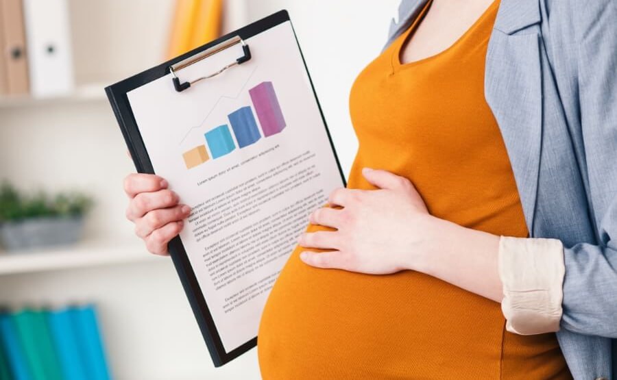 Пособие по беременности и родам вырастет в 2 5 раза С 2026 года максимальная выплата увеличится более чем в два с половиной раза по сравнению с 2023 годом и превысит 955 тыс рублей Тогда максимальный размер пособия составлял 383 178 рублей в 2024 году он увеличился до 565 562 рублей В 2025 году выплата достигла 794 355 рублей Это одно из самых заметных увеличений за последние годы власти обещают что выплаты будут расти вместе с доходами и инфляцией Увеличение стало возможным благодаря в том числе преобразованиям в системе социального страхования Речь идет об объединении фондов введении единого тарифа и установлении с 2023 года единой облагаемой базы страховых взносов fatcat18