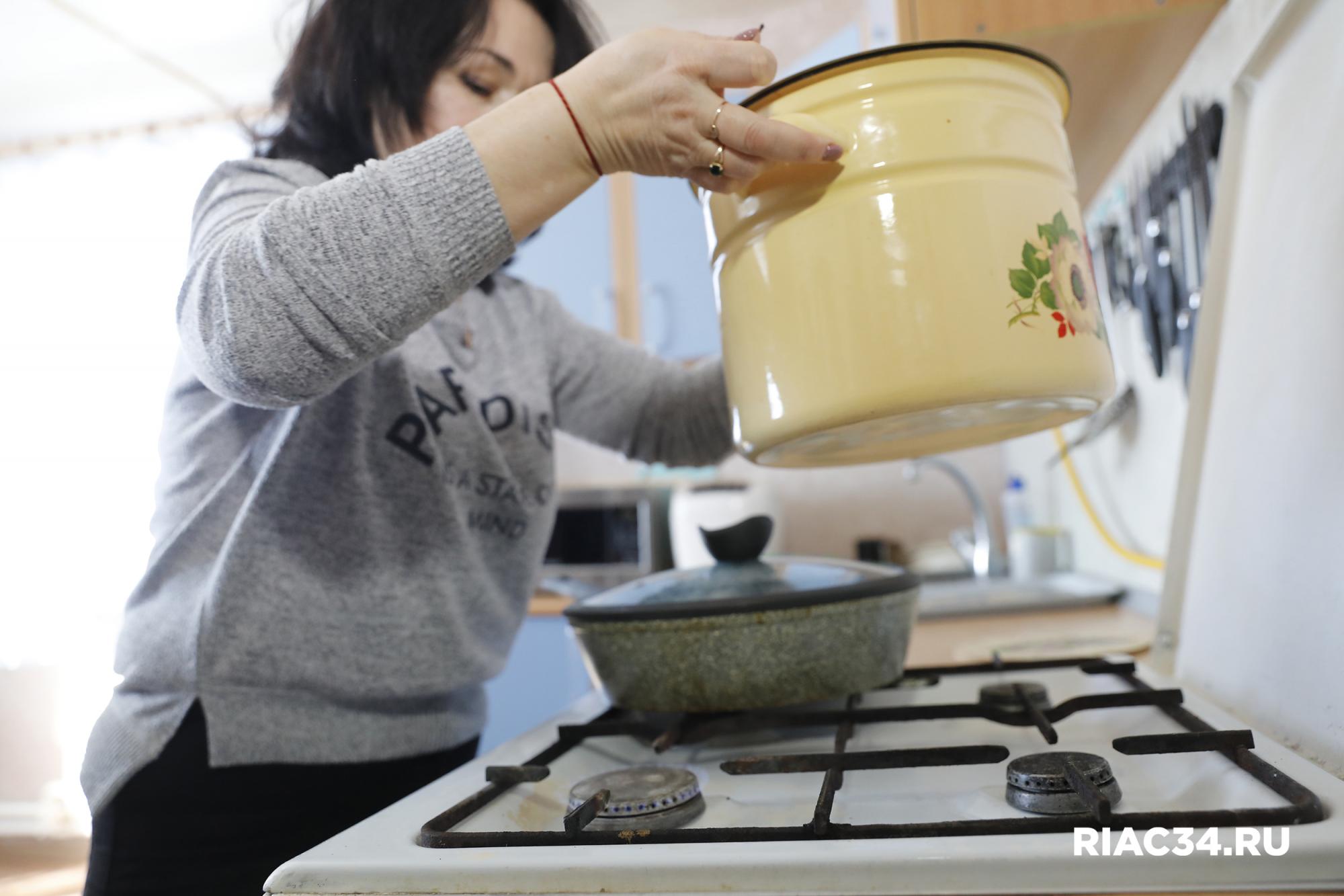 Завтра 23 декабря в Волгограде и области отключат газ С 08 00 до 12 00 в селе Верхнепогромном Среднеахтубинского района из за ремонта на сетях без газоснабжения останутся потребители по адресам ул Молодёжная 14 24 С 10 00 до 13 00 в Кировском районе Волгограда из за плановых работ перекроют газ по адресам ул Кирова 159 161 163 163а 163б 165 167 169 171 173 ул Люберецкая 6 8 10 12 14 16 18 20 22 24 Потребителей просят не оставлять в указанные периоды времени включённым газоиспользующее оборудование