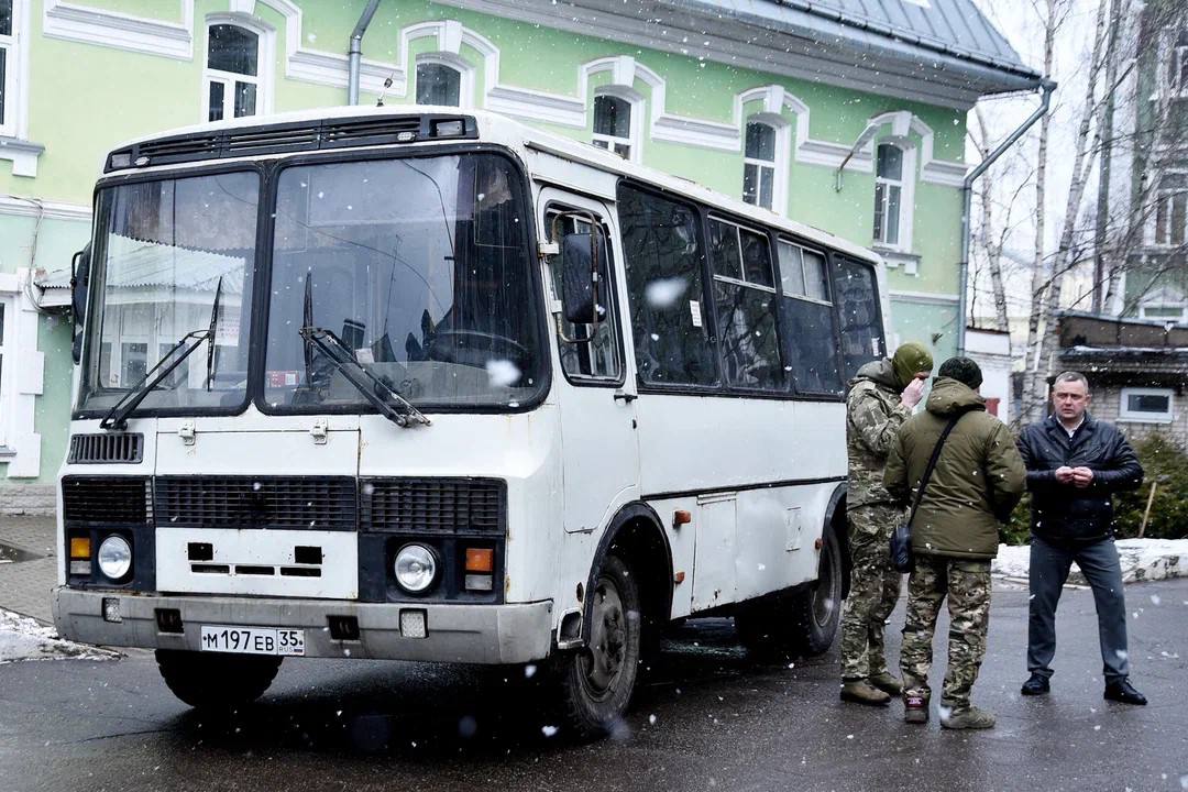 Вологжане отправили в зону спецоперации автобус ПАЗ  С февраля 2022 года в зону СВО из областной столицы было доставлено 24 транспортных средства и 329 тонн гуманитарного груза. Об этом сообщает пресс-служба администрации Вологды.  Накануне представители бизнеса совместно с администрацией города передали ключи от автобуса ПАЗ бойцу с позывным «Снайпер». В ближайшее время автобус отправят на передовую.