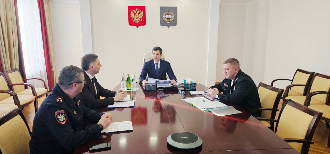 Провёл рабочую встречу с заместителем начальника Куйбышевской железной дороги Андреем Конаковым Обсудили развитие железнодорожной инфраструктуры и рост пассажиропотока на пригородных маршрутах Во встрече приняли участие Председатель Госкомитета по транспорту Василий Понедельников и начальник Рузаевского ЛО МВД России на транспорте Кирилл Смоленцев В Мордовии фиксируем устойчивый рост числа пассажиров электричек В 2025 году пригородными поездами воспользовались на 22 больше пассажиров чем годом ранее Статистика наглядно показывает людям стало удобнее добираться по своим делам на пригородных поездах Рост пассажиропотока это не только результат проделанной работы но ориентир для дальнейших действий Договорились продолжить совместную работу по развитию железнодорожной инфраструктуры и повышению качества перевозок удобство расписаний состояние платформ и вокзалов а также комфорт поездок