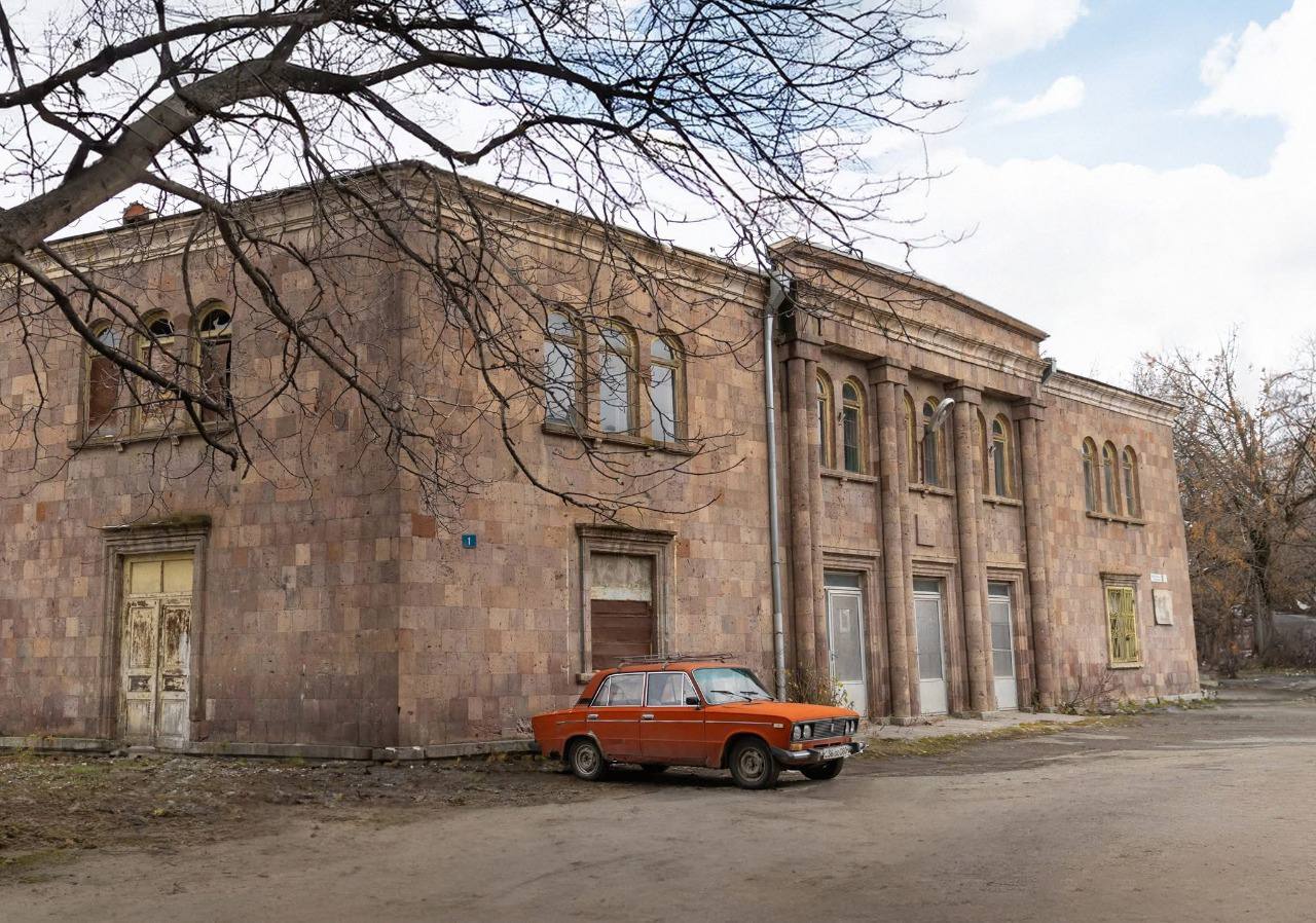 TUMO создаст центр креативных технологий в Ванадзоре найдено финансирование Бывшее здание Дома офицеров по адресу Театральная площадь 1 1 и занимаемый им земельный участок переданы TUMO на безвозмездной основе сегодняшним решением правительства Армении На реализацию проекта Фонд семьи Симонян в ближайшие 3 года направит около 4 7 млн Финансирование для TUMO Vanadzor после долгих поисков найдено сообщил ранее директор по развитию Пегор Папазян Здание будет капитально отреставрировано с минимальным вмешательством в его архитектуру и в итоге здесь откроется региональный центр TUMO марза Лори который обеспечит бесплатное внеклассное обучение тысячам подростков по 14 направлениям включая программирование робототехнику анимацию дизайн 3D моделирование создание игр t me economyofarmenia