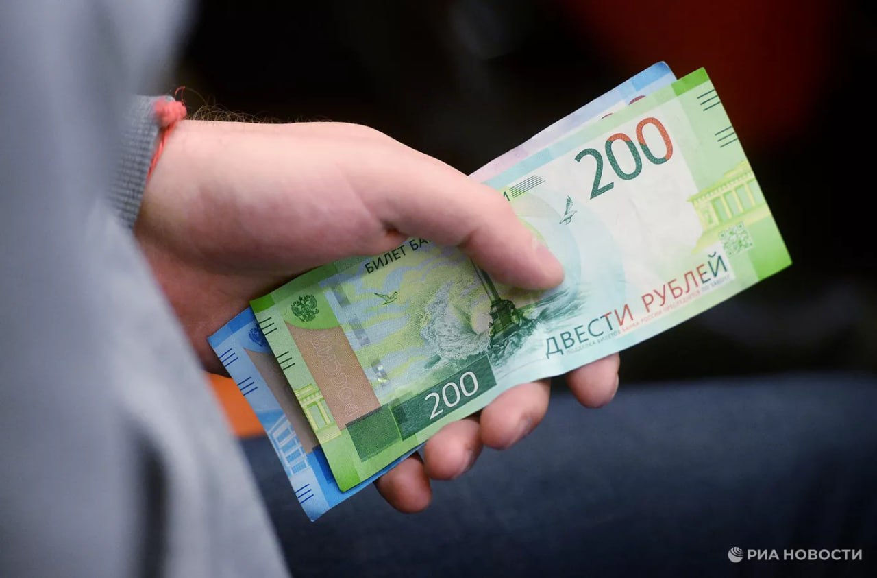 Банкноту с незначительными дефектами на которой хорошо видны ее номинал серия и номер должны принять к оплате в любой торговой точке рассказали РИА Новости в главном управлении ЦБ РФ по ЦФО При этом покупатель при получении сдачи в магазине вправе отказаться от купюры с дефектами А вот при значительном повреждении банкноты нужно обращаться в банк где ее проверят на подлинность и выдадут взамен целую Ключевое условие у вас должно сохраниться не меньше 55 первоначальной площади банкноты Подписаться на РИА Новости экономика Все наши каналы