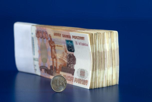 У участника ПМЭФ украли 250 тысяч в Петербурге Как стало известно 47news, в Петербурге утром 18 июня в дежурную часть обратился 37-летний житель Подмосковья и сообщил, что в гостинице "Москва" обнаружил пропажу своих 250 тысяч рублей. Сам же он участник ПМЭФ. Известно, что на форуме гражданин представляет московскую медиаплатформу с услугами для бизнеса и госструктур. Отель "Москва" уровня 4 звезды, там 47news сообщили, что деньги у мужчины пропали не из гостиничного номера, а в ресторане, где проводилось мероприятие. Якобы участник оставил свою рюкзак с наличными без присмотра. Ресторан хоть и расположен в том же здании, где гостиница, но отношения к ним не имеет. Nikolay Gyngazov/Global Look Press