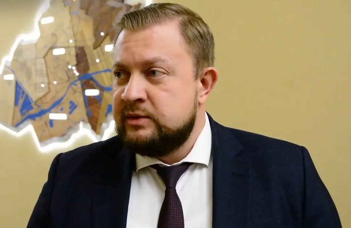 Исполняющим обязанности главы Батайска назначен Валентин Кукин Исполняющим обязанности главы администрации Батайска назначен Валентин Кукин. Об этом сообщается на сайте администрации . Как сказано в сообщении, сегодня на внеочередном заседании Батайской городской Думы депутаты приняли отставку главы города Романа Волошина. С ноября 2024 года Валентин Кукин ранее занимал должность заместителя министра ЖКХ Ростовской области-начальника управления развития инфраструктуры. До этого, с июля 2023 года по ноябрь 2024 года, он работал заместителем главы администрации Ростова по жилищно-коммунальному хозяйству. Подписаться на "Новости Ростова" Прислать новость
