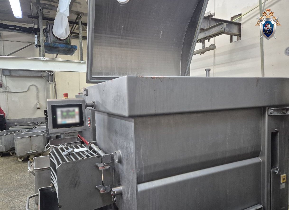 Нижегородца затянуло в мясорубку когда он мыл работающий станок Инцидент произошел вчера на предприятии Первый мясокомбинат 23 летнего парня с множественными травмами привезли в больницу где он умер во время операции сообщает Гострудинспекция Возбуждено уголовное дело по статье Нарушение требований охраны труда повлекшее смерть человека Читать новости без интернета в МАХ