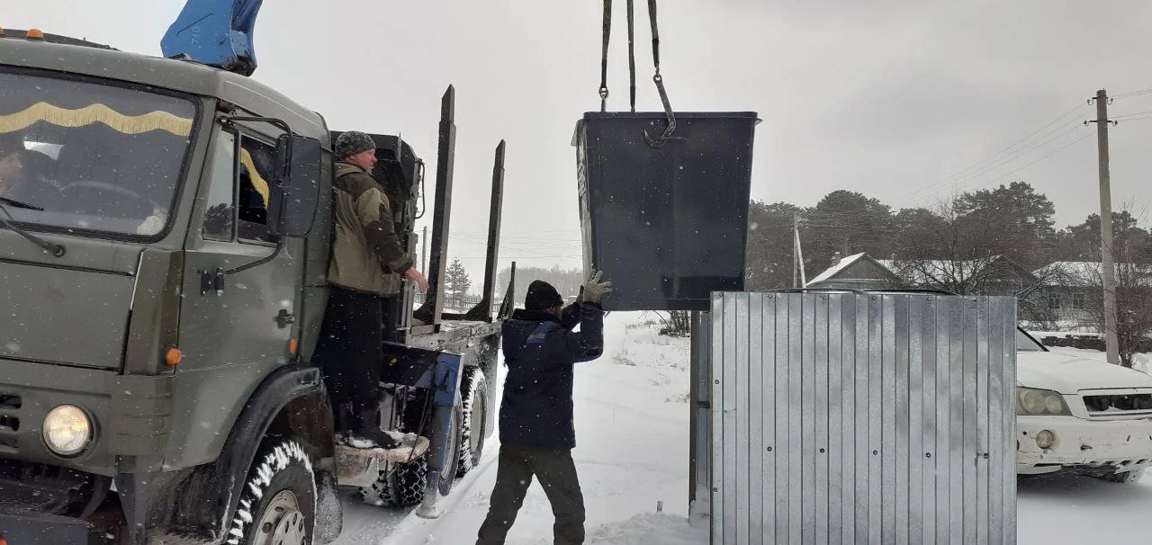 Амурская область обновляет инфраструктуру ТКО Амурская область активно участвует в реализации национального проекта Экологическое благополучие направленного на улучшение системы обращения с твердыми коммунальными отходами ТКО С начала 2026 года в Приамурье приобретено 214 современных контейнеров для сбора отходов Эта цифра вносит вклад в общероссийские показатели согласно данным Минприроды России с начала года регионы страны закупили 3700 контейнеров для ТКО в рамках национального проекта Экологическое благополучие Распределение контейнеров по муниципалитетам г Белогорск администрация города закупила 110 контейнеров Магдагачинский район региональный оператор ООО Спецэкомаш приобрел 88 контейнеров для замены устаревшего оборудования г Свободный ООО Спецавтохозяйство установило 16 новых контейнеров Приобретение современных контейнеров важный шаг в улучшении системы обращения с отходами в нашем регионе отметили в отделе охраны окружающей среды и экологической экспертизы министерства природных ресурсов Амурской области Новое оборудование позволит обеспечить более эффективный сбор ТКО улучшить санитарное состояние населенных пунктов и повысить экологическую безопасность Реализация мероприятий в сфере обращения с отходами является одним из приоритетных направлений работы министерства Все приобретенные контейнеры соответствуют требованиям экологической безопасности