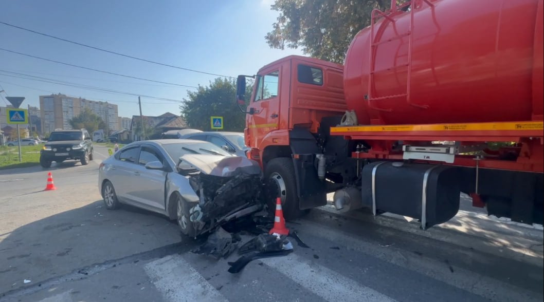 В областной столице произошла массовая авария с участием автомобиля-цистерны. В ДТП пострадал несовершеннолетний.  Инцидент произошел на пересечении улиц Салехардской и Пышминской. 42-летняя водитель автомобиля Lexus нарушила правила проезда перекрестка и не уступила дорогу иномарке Hyundai.  В результате столкновения двух машин обе легковушки отбросило в стоящий рядом на перекрестке цистерновоз КамАЗ. В ДТП пострадали три человека: 34-летняя и 8-летний пассажиры Hyundai, а также 67-летняя пассажирка Lexus.  Фото: пресс-служба Госавтоинспекции по Тюменской области  Тюменская область сегодня