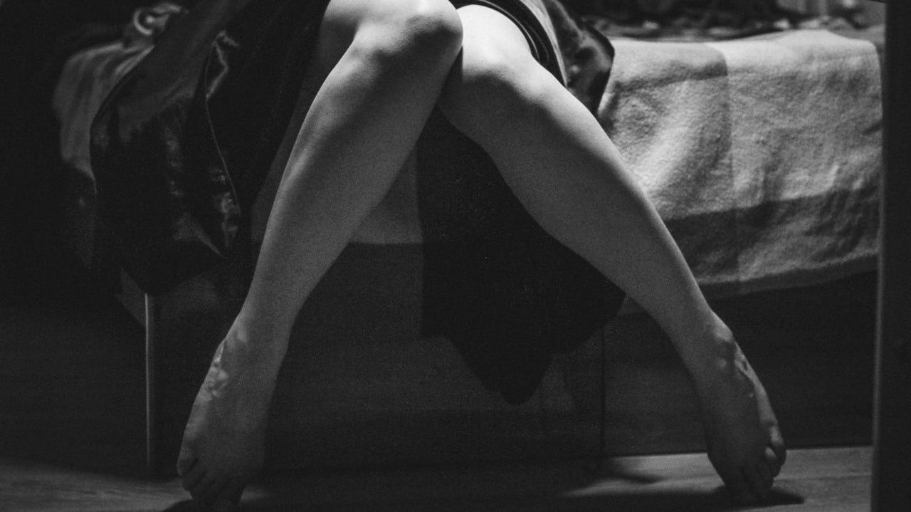 В Оренбурге женщину продали в сексуальное рабство По данным следствия в 2023 году оренбуржец познакомился с потерпевшей подыскал покупателя и угрожая ей расправой продал Почти год женщина находилась в сексуальном рабстве на территории областного центра В один из дней обманув одного из своих хозяев она смогла забрать свои документы и уехать из Оренбургской области Уже тогда она обратилась в полицию Все фигуранты дела задержаны В отношении каждого избрана мера пресечения orengorodovoy