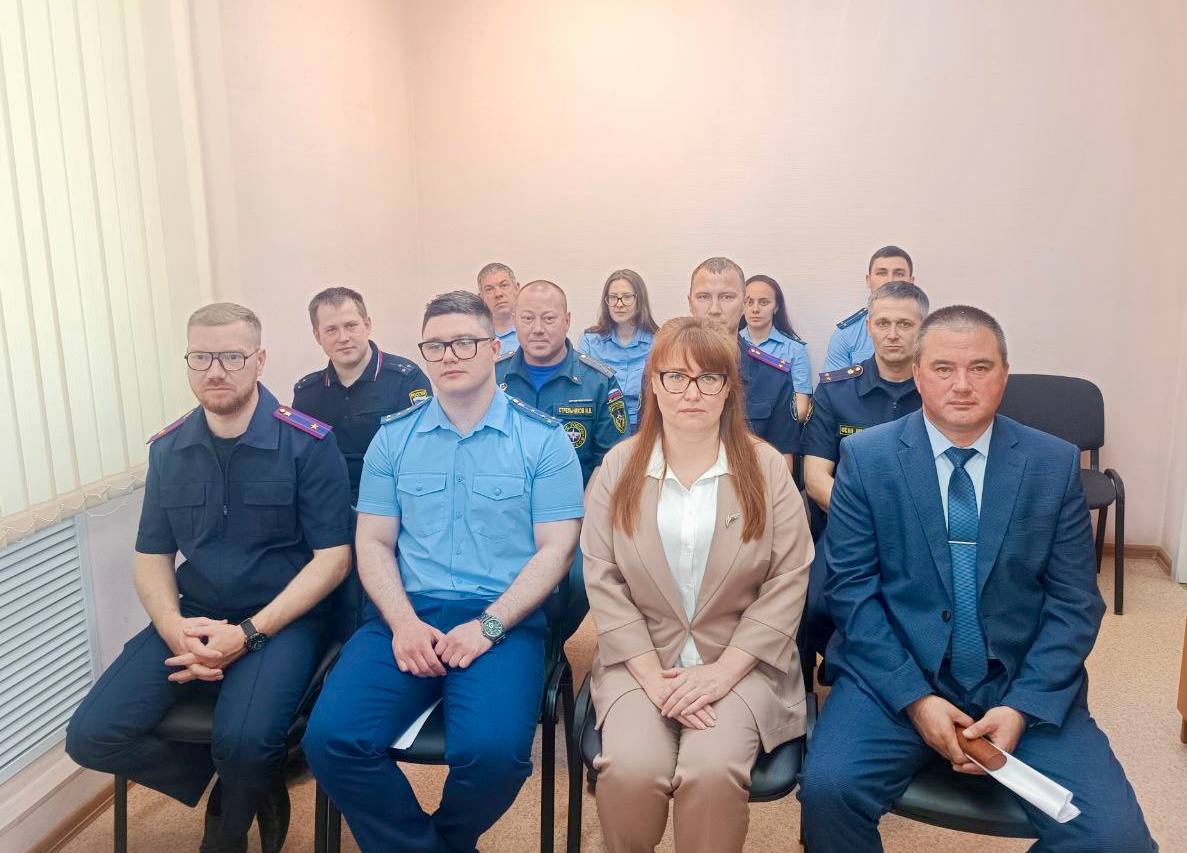 Сегодня прокурор Хабаровского края Виталий Степанов представил нового прокурора Нанайского района Приказом Генпрокурора России от «03» июля 2025 года на должность прокурора Нанайского района назначен юрист 1 класса Кудряшов КириллАлександрович. Встреча прошла в режиме видеоконференцсвязи совместно с руководителями местных органов власти и правоохраны, коллективами прокуратур. В ходе совещания прокурор края обозначил круг приоритетных задач, обратил внимание на важность обеспечения прав и законных интересов местных жителей. Пожелал слаженной и конструктивной работы, успехов в служебной деятельности.