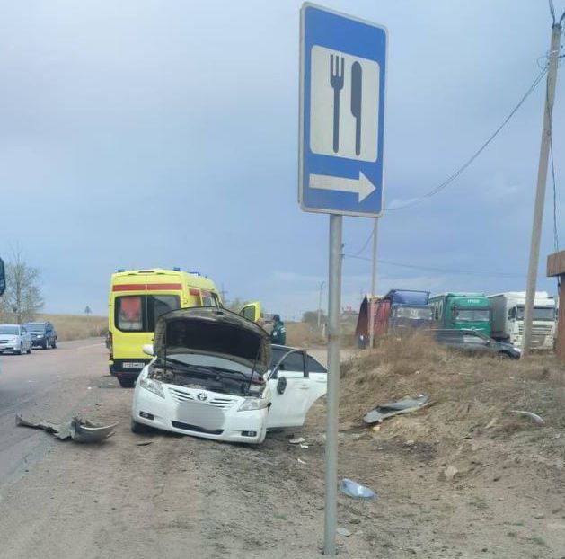 В Бурятии после ДТП в больницу попали шесть человек, из которых двое детей в возрасте 2 и 8 лет. - По предварительным данным, сегодня около 12:30 часов вблизи села Нижняя Иволга произошло столкновение автомашин «Хонда Фрид» и «Тойота Камри», - сообщили в МВД по Бурятии. Проводится проверка.