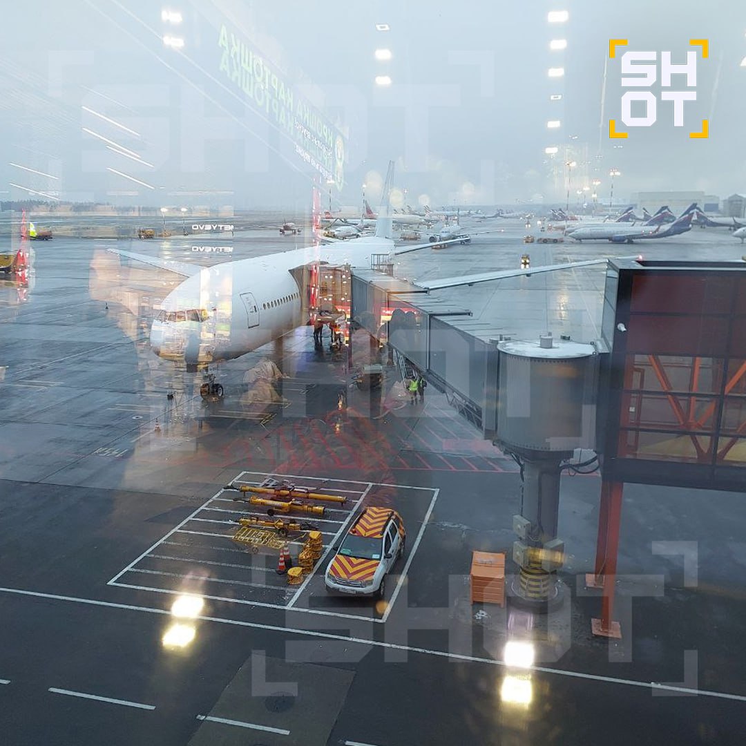 Двигатель загорелся во время взлёта у боинга в Шереметьево По данным SHOT самолёт авиакомпании Nordwind Airlines должен был вылететь в 7 утра из Шереметьево в Кайо Коко Куба По нашей информации когда борт оторвался от земли со стороны правого двигателя возникла яркая вспышка Самолёт приземлился и начал экстренно тормозить на большой скорости По словам туристов при разгоне чувствовалось что самолёту не хватает мощности Сейчас на место прибыли пожарные и спасатели Людей выводят из самолёта в аэропорт из за технической неисправности боинга Рейс перенесли на 11 часов дня Ещё больше новостей в MAX max ru shot