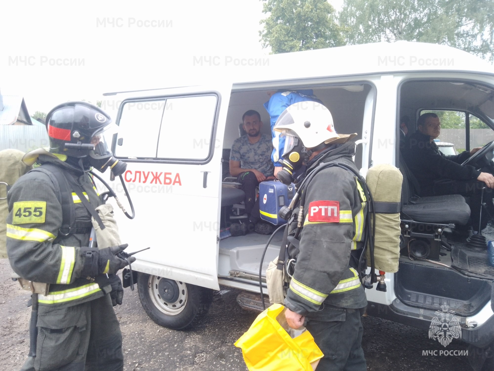 Пожарно-тактические учения прошли на производстве пастилы в Белеве В этот раз спасатели провели тренировку на тушению условного пожара на производственном объекте, расположенном в городе Белёв. Согласно замыслу учений, на предприятии произошло короткое замыкание электропроводки. В механической мастерской возник пожар в помещении производственного здания. Условно дым распространялся по всему этажу, создавалась угроза распространения пожара на кровлю и опасность для людей, находящихся внутри. После поступления сообщения о начале тренировки на место «пожара» были незамедлительно направлены пожарно-спасательные расчеты. Для отработки тушения пожара привлекалось 15 человек от МЧС России. Звеном газодымозащитной службы из «задымленной зоны» спасен один человек. Подобные пожарно-тактические учения позволяют совершенствовать и поддерживать на высоком уровне готовность подразделений пожарной охраны к тушению пожаров. МЧС Тульской области подписаться