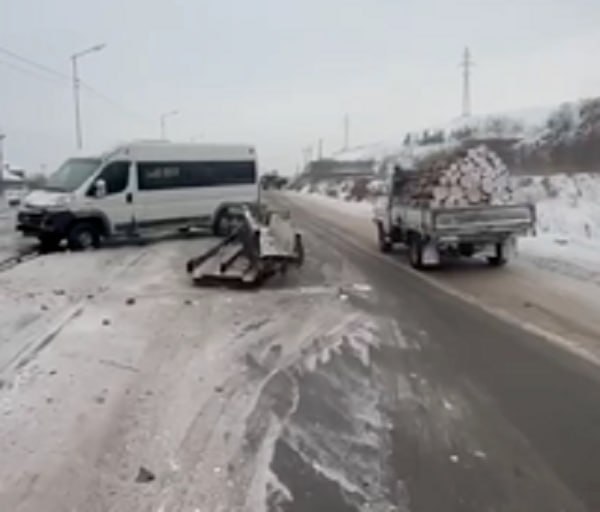 В районе Бурвода в Улан-Удэ столкнулись микроавтобус и легковой автомобиль.  По данным «Иволга-инфо.24/7», движение из-за этого оказалось затруднено.   Информация о пострадавших и обстоятельствах ДТП уточняется