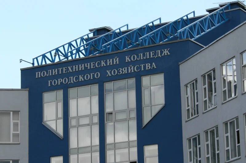 Петербурженка сдала в аренду бассейн колледжа и получила 8 лет колонии В Петербурге осудили экс начальницу отдела экономразвития Политехнического колледжа городского хозяйства за взятки Женщина незаконно сдавала бассейн колледжа предпринимателям получив за это в общей сложности 2 2 млн рублей Суммы вознаграждений доходили до 271 тысяч Суд приговорил её к 8 годам и 3 месяцам колонии штрафу в 3 5 млн рублей и запрету работать с госимуществом 7 лет Все деньги конфисковали в пользу государства GradSPb Места СПб TodaySPb Новости СПб