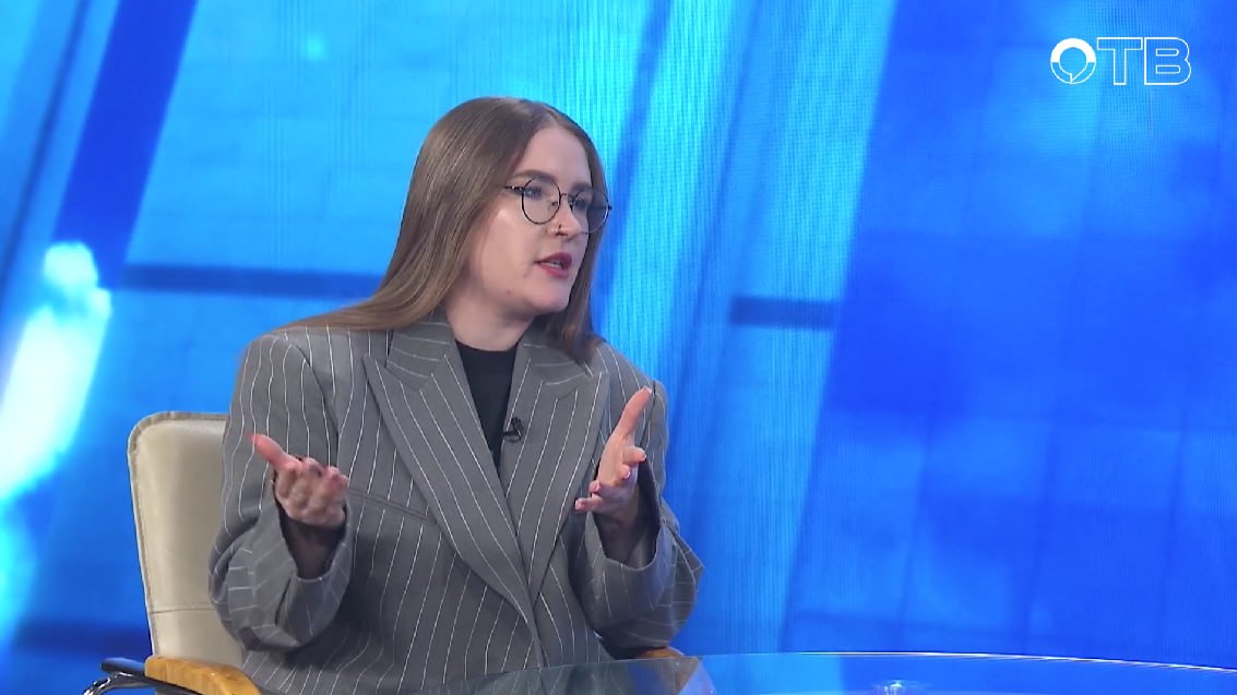 Запретить мигрантам работать таксистами предложила лидер Новых людей в Свердловской области По мнению Ирины Виноградовой такая мера позволит сделать поездки в такси более комфортными и безопасными Мы единственный субъект УрФО где до сих пор нет законопроекта о запрете работы мигрантов в такси Во первых это повышение безопасности внутреннего комфорта если мы говорим про девушку которая поздно вечером едет в такси Потому что большинство преступных случаев связанных с такси связано с мигрантами А во вторых это безопасность объективная Потому что только таксисты которые прошли весь бюрократический круг получение прав сдача экзамена получение опыта в РФ и по российским правилам не имеющие за собой ДТП только в этом плане мы можем быть уверены в безопасности сказала Виноградова в эфире ОТВ Напомним Ирина Виноградова выдвинута партией Новые люди на пост главы Екатеринбурга Телеграм канал ve4ved Поддержать Подписаться Прислать новость 18