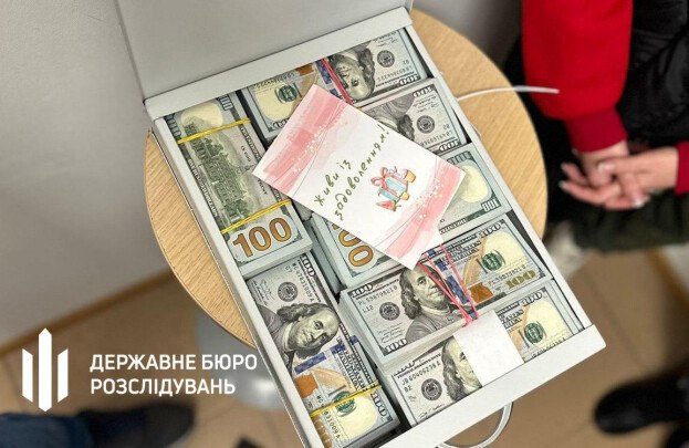 У депутата на Украине нашли более 1,5 млн незадекларированных долларов  У депутата Хмельницкого горсовета обнаружили более полутора миллионов незадекларированных долларов, сообщает Государственное бюро расследований Украины. По информации ГБР, депутат Хмельницкого городского совета хранила более полутора миллиона незадекларированных долларов, а также объекты недвижимости.  В своей декларации она сокрыла имеющиеся у нее наличные, однако во время обысков в банковских ячейках на ее имя правоохранители...