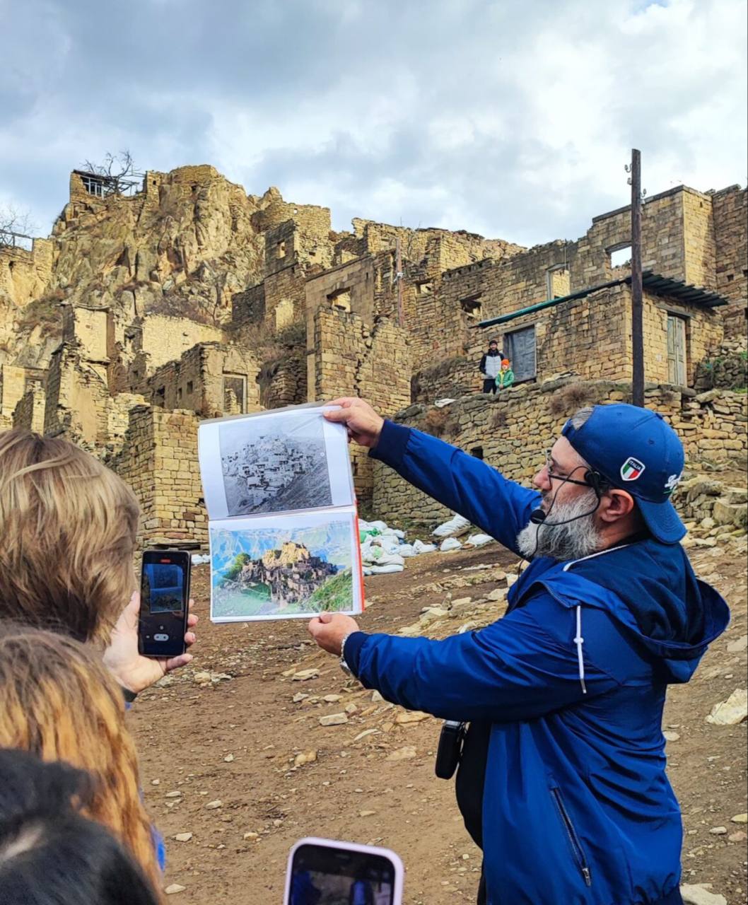 В Дагестане на 36 выросло число аттестованных экскурсоводов   В 2025 году аттестацию прошли 95 экскурсоводов и гидов переводчиков на 36 больше чем в прошлом году Всего в республике зарегистрировано 271 специалист В Минтуризме отметили что рост числа аттестованных гидов повышает профессиональный уровень и улучшает качество туристских услуг С сентября 2025 года экскурсии без аттестации в России запрещены