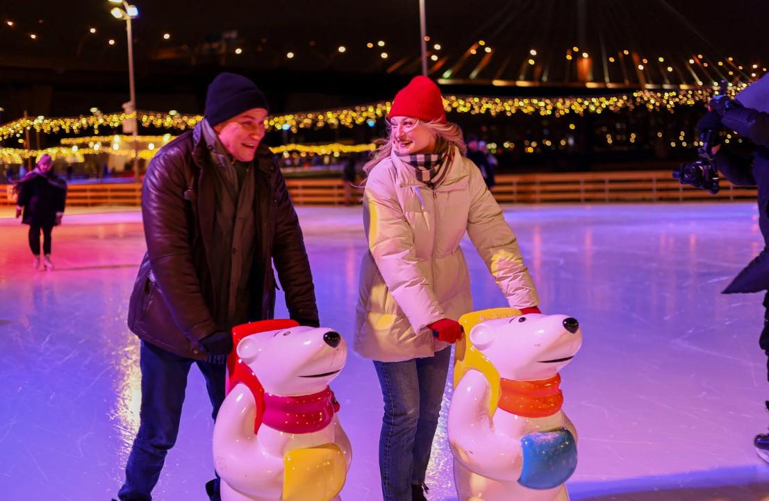 Каток у Флагштока откроется уже 22 ноября В указанное число откроется первая часть катка в полном объеме он заработает с 29 ноября Также сообщается что в первую неделю декабря на катке состоится праздничное открытие сезона KUDAGO Санкт Петербург