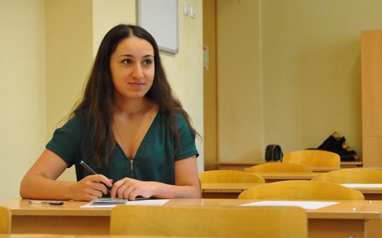 Российские вузы начнут учитывать достижения школьников и студентов в проектах Движения Первых при поступлении Об этом сообщил председатель правления движения Артур Орлов Уже в приемной кампании 2026 2027 до 10 дополнительных баллов смогут получить призеры и победители федеральных и региональных проектов В перечне вузов МГТУ им Н Э Баумана МГТУ СТАНКИН МИРЭА Российский технологический университет МГЮА имени О Е Кутафина и ещё более 60 образовательных организаций по всей стране Теперь участие в проектах Движения Первых стало прямым вкладом в поступление Подписаться на truekpru Читать нас в MAX