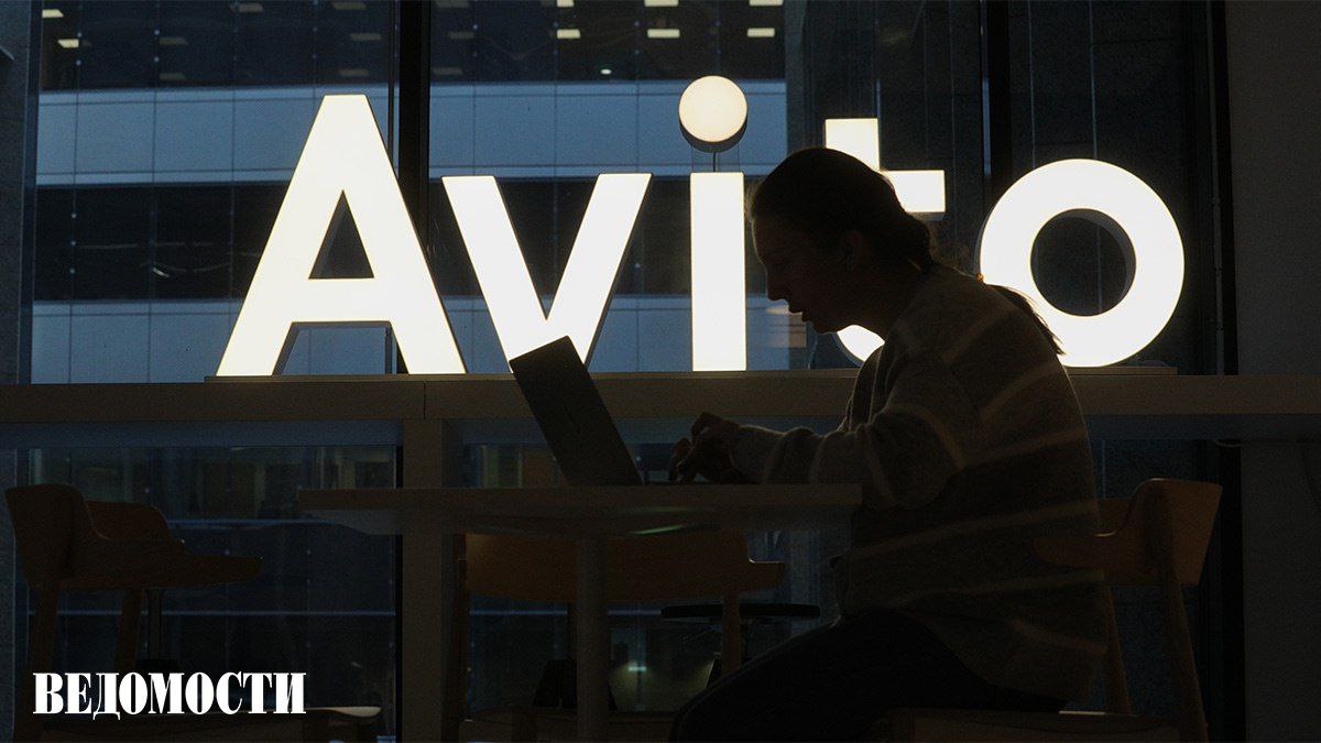 Продажи книг на Авито в 2025 году выросли на треть Оборот бумажных книг на онлайн платформе объявлений составил 5 5 млрд рублей рост 33 к 2024 году следует из данных этого сервиса Основная доля продаж пришлась на бывшие в употреблении б у книги 58 от всех сделок 42 сделок пришлись на новые издания Лидировала на Авито художественная литература 35 оборота книг на платформе Нон фикшн составил 26 Остальная часть продаж пришлась на объявления без указания соответствующего параметра Ключевой драйвер роста продаж книг на Авито это цена в особенности на издания со вторичного рынка они стоят заметно дешевле чем в книжной рознице и на маркетплейсах отмечает автор Тelegram канала Books Reviews Валерий Шабашов Подстегивает продажи на Авито и ассортимент среди которого можно найти и редкие издания и книги зарубежных авторов которые приостановили сотрудничество с российскими издательствами в 2022 году показатель представляет оценочную сумму всех сделок по покупке книг в денежном выражении через Авито возвраты не учитывались Telegram Max