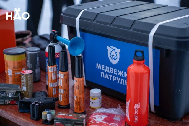 В п Усть Кара НАО появится медвежий патруль   Усть Кара находится в северо восточной части региона на побережье Карской губы в 7 км от Карского моря Появление полярных медведей в населённом пункте не редкость так что инициатива человеческой части населения понятна Задача проекта снизить количество конфликтных ситуаций между белыми медведями и человеком Ну что же посмотрим как это будет реализовано на практике Фото департамента природных ресурсов НАО