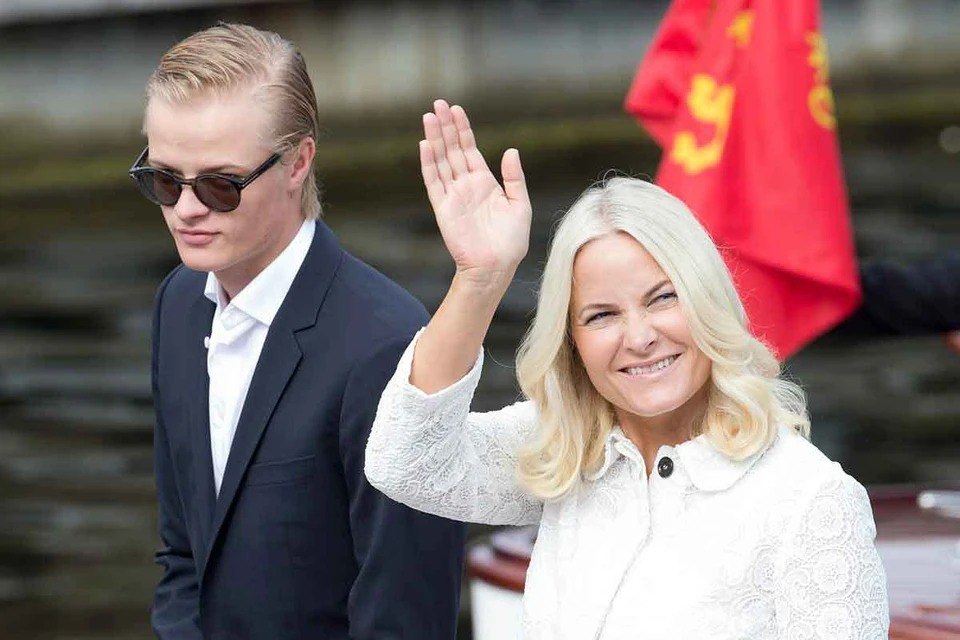 Сына кронпринцессы Норвегии Метте Марит арестовали за четыре изнасилования Прогнило что то в королевстве Норвежском 29 летний Хейби был задержан в минувшее воскресенье Ему предъявлены обвинения сразу по 38 пунктам Среди них изнасилование четырех женщин применение силы и угрозы в адрес своей девушки разгром ее квартиры хранение наркотиков и нарушение ПДД В случае если вина будет доказана ему грозит до 10 лет тюрьмы Королевский двор уведомил Хейби не считается ни членом монаршей семьи ни официальным лицом Метте Марит родила его в первом браке еще будучи простолюдинкой до того как с ней познакомился норвежский крон принц Хокон взявший ее затем в жены Тем не менее Хокон воспитывал мальчика с четырех лет и относится к нему как к родному сыну А 88 летний король Харальд V всегда воспринимал Мариуса как внука Подробности скандала с насилием марихуаной и королевской семьей здесь Вот они простолюдины Подписаться на truekpru Читать нас в MAX