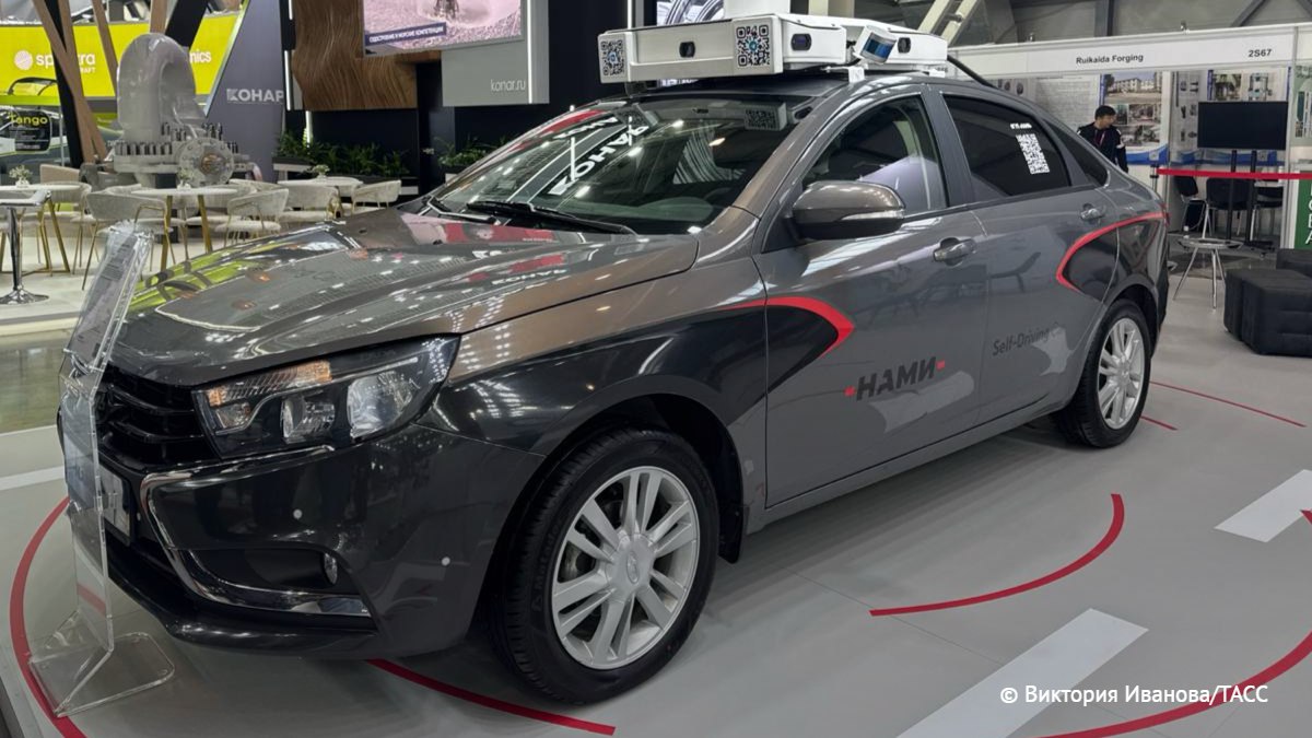 ФГУП "НАМИ" презентовало Aurus Komendant с российской системой беспилотного транспорта в рамках промышленной выставки "Иннопром" в Екатеринбурге, передает корреспондент ТАСС. / Наука
