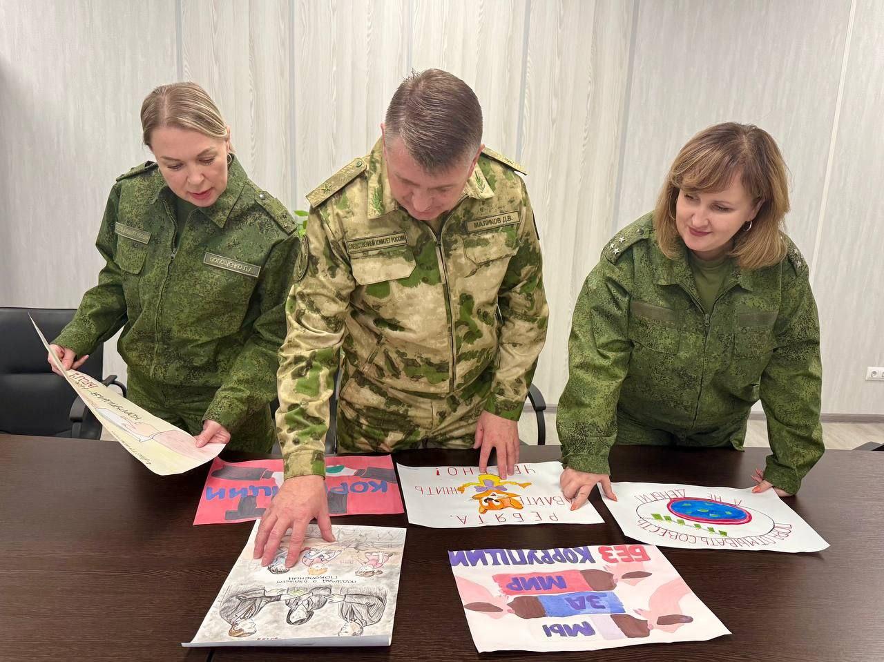 В следственном управлении СК России по Херсонской области подведены итоги конкурса детского рисунка Конкурсная комиссия регионального следственного управления провела заседание на котором подведены итоги первого этапа конкурса детского рисунка посвященного Международному дню борьбы с коррупцией Целью мероприятия является популяризация государственной антикоррупционной политики повышение уровня правового воспитания детей формирование у подрастающего поколения нетерпимого отношения к проявлениям коррупции В первом региональном этапе конкурса приняли участие дети сотрудников следственного управления в возрасте от 7 до 14 лет Перед комиссией стояла задача оценить рисунки детей разных возрастов Все работы авторов отмечены как необычные яркие отличающиеся техникой исполнения а также оригинальностью художественного замысла отражающего активную гражданскую позицию по неприятию коррупции как явления разрушающего общество Каждый ребенок посредством рисунка выразил индивидуальное отношение к проблеме борьбы с коррупцией Творческие работы юных художников занявшие первые места в двух возрастных группах будут направлены в Следственный комитет Российской Федерации для участия во втором этапе Всероссийского конкурса Остальных участников конкурса ждут награды благодарственные письма и поощрительные призы