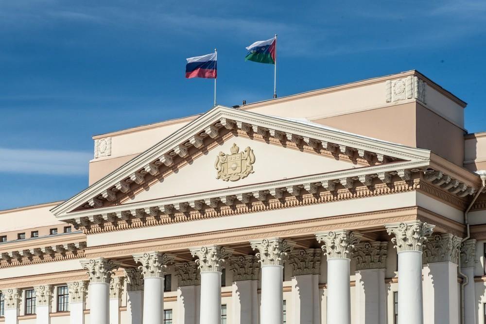 Первое заседание регионального Совета по вопросам защиты традиционных российских духовно нравственных ценностей культуры и исторической памяти провел заместитель губернатора Тюменской области Павел Белявский Мы видим что несмотря на беспрецедентное санкционное давление которому подвергается наша страна достигнуты значительные результаты в экономике В целом экономическая система стоит прочно Она дает нашим воинам оружие обеспечивает крепкий тыл Мы крепко стоим на ногах и можем отстаивать наши интересы При этом мы понимаем что сейчас главное сражение происходит как раз на поле человеческого духа Наша задача объединить институты гражданского общества конфессии активных граждан всех кто готов приложить свои силы для того чтобы и на поле духа наша страна одержала убедительную победу акцентировал внимание Павел Белявский Региональный Совет по вопросам защиты традиционных российских духовно нравственных ценностей культуры и исторической памяти создан в соответствии с указом президента России Владимира Путина В его состав входят представители органов государственной власти общественных объединений и религиозных организаций Тобольско Тюменская епархия Русской православной церкви активно участвует в сохранении и укреплении традиционных духовно нравственных ценностей в нашем регионе через просвещение образование социальные инициативы работу с молодежью Все эти программы которые реализуются при поддержке правительства Тюменской области дают позитивный результат отметил в своем выступлении митрополит Тобольский и Тюменский Димитрий Заместитель директора департамента областного образования и науки Ирина Конончук проинформировала что в Тюменской области разработан региональный учебник по истории нашего края Этот предмет будет изучаться в четвертой четверти с 5 по 7 классы   Павел Белявский предложил членам Совета поддерживать мероприятия направленные на сохранение и защиту традиционных российских духовно нравственных ценностей своим личным участием Подписывайтесь на Информационный центр Правительства Тюменской области Читайте нас в МАХ