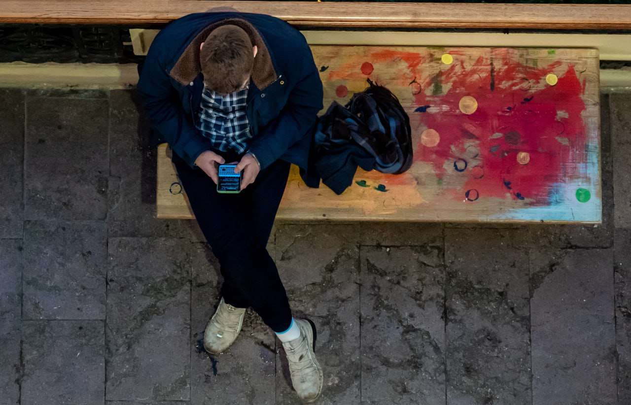 Чат бот против рекламы наркошопов запустили в Челябинске В Челябинской области запустили чат бот призванный усилить борьбу с наркотиками Теперь южноуральцы могут пожаловаться на незаконные граффити и сайты через мессенджер Max Новый проект уже отметили на федеральном уровне Бот stop graffiti chel bot легко найти в поиске по названию Основная функция сообщение о наркограффити Пользователю нужно выбрать город указать адрес и отправить фото Данные передаются в управляющие компании или администрации муниципалитетов Чат бот принимает жалобы на подозрительные сайты и группы в соцсетях Сообщить можно не только о рекламе наркотиков но и о незаконной продаже алкоголя лекарств азартных играх опасных призывах Информация передается в Роскомнадзор Также разработчики подготовили профилактические материалы и ссылки на полезные ресурсы для родителей и детей В методичках собраны рекомендации и данные о вреде наркотиков Подписаться на vecherchel   Голосовать за канал