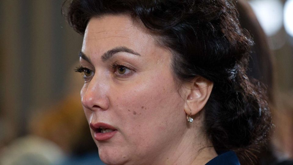 Экс министру культуры Крыма Новосельской отказали в УДО СИМФЕРОПОЛЬ 18 фев РИА Новости Крым Люблинский районный суд Москвы отказал в удовлетворении ходатайства об условно досрочном освобождении бывшего министра культуры Крыма Арины Новосельской Об этом сообщает РИА Новости В ходатайстве об условно досрочном освобождении отказать сказал судья Новосельская была осуждена в июле 2023 года по делу о получении взятки в особо крупном размере Суд первой инстанции назначил ей наказание в виде 10 лет лишения свободы Позднее апелляционная инстанция изменила приговор сократив срок до восьми лет Экс министр обратилась с ходатайством об УДО в январе 2026 года Ранее экс чиновница писала заявление на поступление на службу в зоне спецоперации Дело Новосельской Подробнее