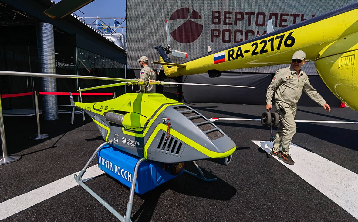 Внешних пилотов узаконили Внешний пилот включен в перечень профессий допускающих профобучение теперь такое наименование профессии официально можно указывать в документах по итогам обучения специалистов по эксплуатации БАС в составе с БВС с массой 30 кг и менее И как сообщает Аэронекст сертифицированные Росавиацией учебные центры смогут готовить внешних пилотов БВС с массой свыше 30 кг и по программам профессионального обучения Благодаря приказу Минпросвещения соответствующий перечень был дополнен такой профессией как внешний пилот Авиационные учебные центры осуществляющие или планирующие осуществлять подготовку тяжелых внешних пилотов смогут разработать и применять для этого образовательные программы в том числе и профобучения с учетом требований к специалистам авиационного персонала установленных Федеральными авиационными правилами Также была устранена несогласованность в наименовании этой профессии в различных документах Раньше она приводила к тому что территориальные управления Росавиации при сертификации эксплуатанта не принимали такое наименование в документах специалистов ввиду отсутствия указания на такое наименование профессии в Приказе 534 Беспилот