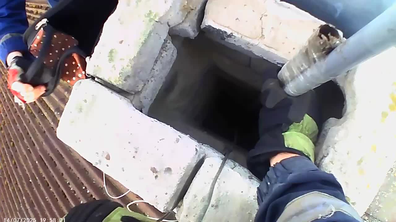 Спасатели извлекли котят из дымовой трубы в Дудергофе