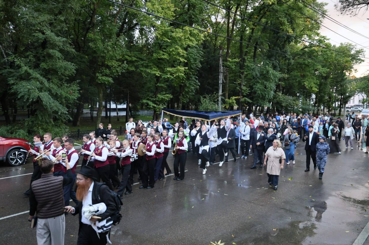Свиток Торы внесли в синагогу Бейт Менахем в Биробиджане Накануне в Биробиджане прошёл большой праздник в честь обретения еврейской общиной области собственного свитка Торы что стало подтверждением уникального статуса ЕАО В этот день хотела бы поблагодарить мецената Яна Януковича красноярскую еврейскую общину раввинов и глав еврейских общин регионов России которые приехали к нам в гости чтобы разделить эту великую радость с еврейской общиной Биробиджана Вместе мы вписали последние буквы Торы которая теперь хранится в синагоге Биробиджана сказала Мария Костюк Подробнее по ссылке   riabir ru 467062