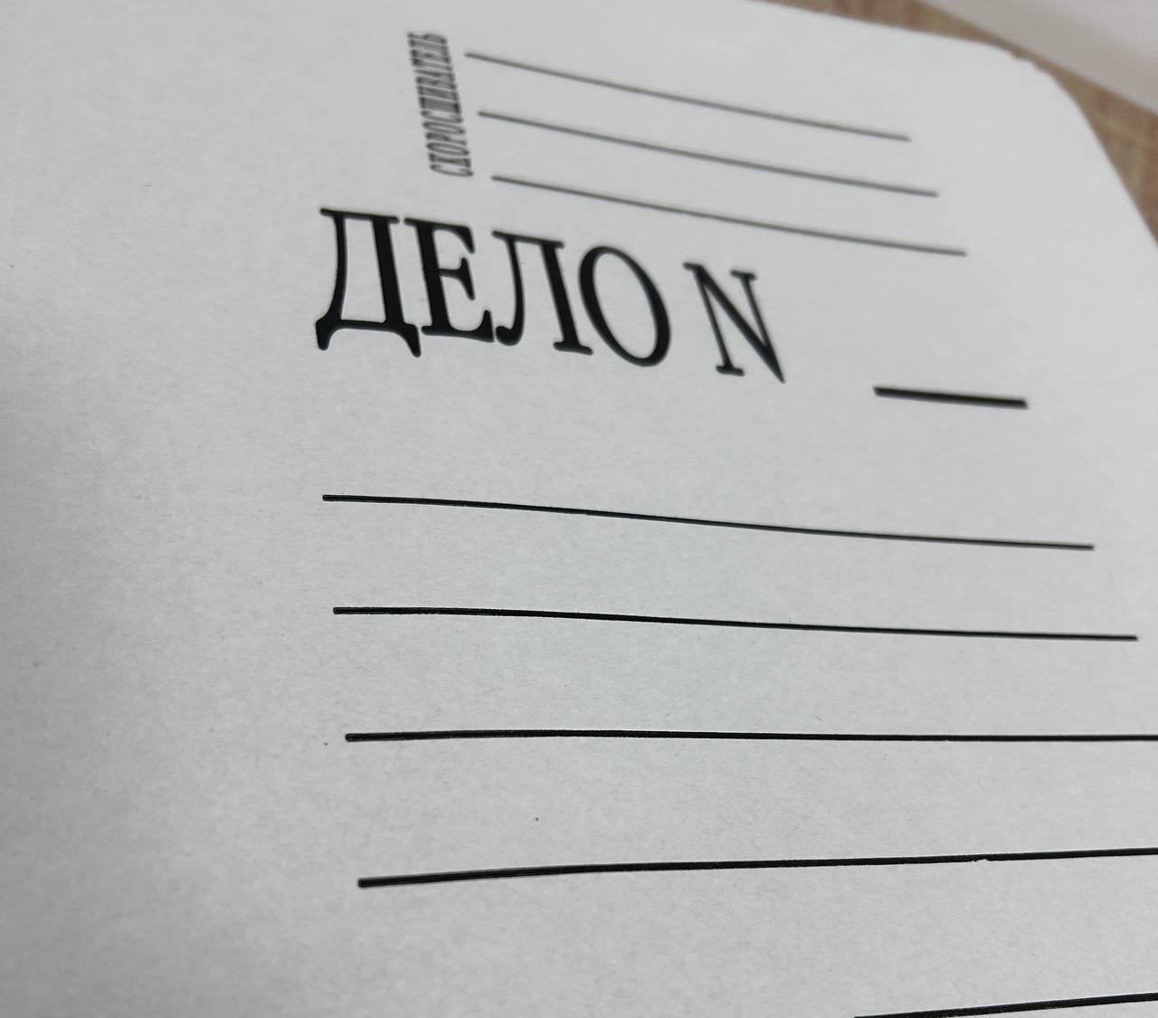 В Тульской области ребенок получил травмы из-за халатности чиновника.  Прокуратура утвердила обвинительное заключение, и в ближайшее время дело будет рассмотрено в Плавском межрайонном суде. По версии следствия, один из начальников регионального МИЗО, будучи осведомленным о неудовлетворительном техническом состоянии незавершенного строительства лечебного корпуса Плавской ЦРБ имени С. С. Гагарина, не принял мер по исключению доступа посторонних на опасный объект.  Группа подростков 24 сентября 2023 года беспрепятственно проникла на четвертый этаж недостроенного здания. В результате 14-летняя девочка оступилась и упала в техническое помещение. Травмы, полученные при падении, были квалифицированы как тяжкий вред здоровью.  Следствие вменяет должностному лицу халатность, предусмотренную ч. 2 ст. 293 УК РФ. Если его вина будет доказана, ему грозит наказание вплоть до лишения свободы.  Источник Тула пресса