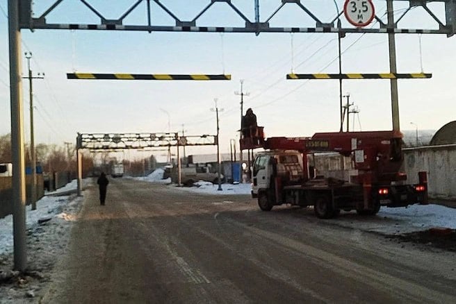 Ну, теперь точно все будет нормально… На Малыгина установили уже три новых ограничителя для фур.  — Вместо одного снесённого габаритного ограничителя установили сразу три. Теперь незаконный проезд большегрузов будет невозможен, — написал Максим Кудрявцев в своем телеграм-канале.  Напомним, что первый ограничитель был установлен в конце сентября. Его установили после многочисленных жалоб местных жителей.  Фото: Кудрявцев Максим / Телеграм    Поддержать редакцию голосом