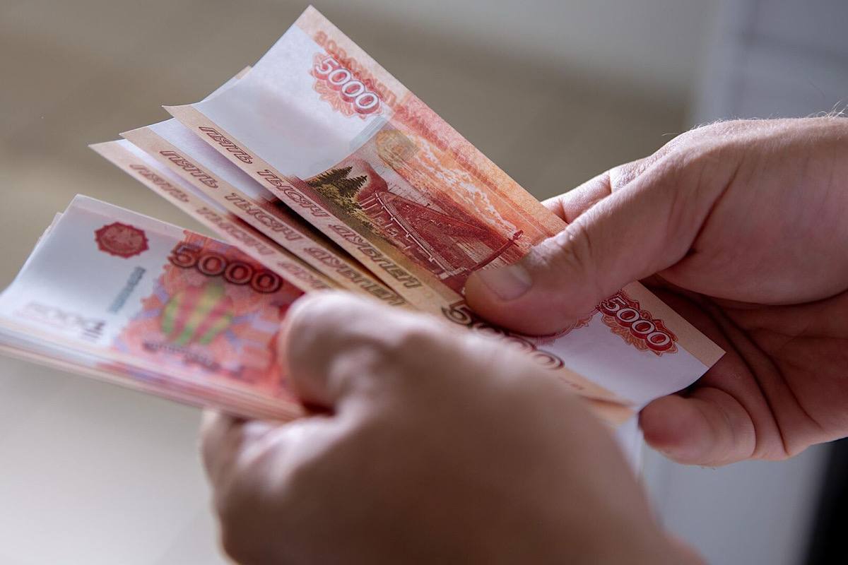 Средняя зарплата в России в 2025 году может превысить 105 тысяч рублей Доцент кафедры общественных финансов Финансового университета при правительстве России Игорь Балынин сообщил СМИ, что средняя заработная плата в стране в 2025 году может превысить отметку в 105 тысяч рублей. «В 2024 году средняя зарплата составила 87 952 рубля, что на 18% больше, чем в предыдущем году. С учётом текущих факторов, в этом году, вероятно, удастся преодолеть уровень в 105 тысяч рублей, что соответствует росту примерно на 19% в номинальном выражении», — отметил эксперт. Балынин подчеркнул, что такой рост зарплат важен для России, поскольку он опережает инфляцию, что обеспечивает реальное повышение уровня жизни населения. Он отметил, что увеличение доходов граждан способствует как удовлетворению текущих потребностей, так и накоплениям на будущее. Кроме того, эксперт обратил внимание на влияние повышения зарплат на стимулирование экономического роста. В условиях дефицита квалифицированных кадров и необходимости внедрения новых технологий важно привлекать специалистов, способных обеспечить научно-технический прогресс. «По мере сокращения дефицита таких работников и уменьшения возможностей компаний для ускоренного роста зарплат, темпы их повышения могут замедлиться», — добавил Игорь Балынин.