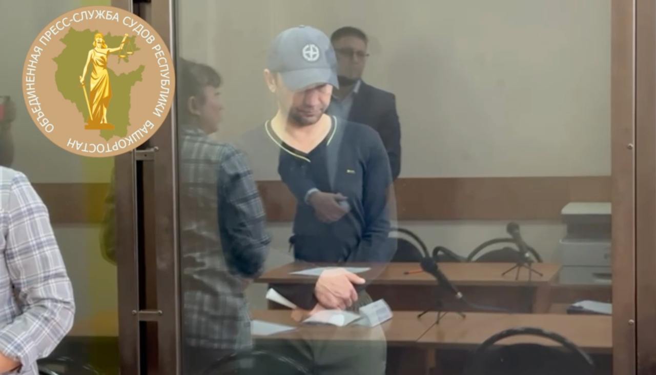 В Башкортостане арестовали экс-вагнеровца за расчленение знакомого Орджоникидзевский районный суд Уфы 21 мая постановил заключить под стражу 43-летнего мужчину, обвиняемого в убийстве, сообщает пресс-служба судов Башкортостана. По данным следствия, 11 мая во время ссоры он до смерти избил своего собутыльника, затем расчленил тело и хранил останки в пакете у себя в квартире. Обвиняемый — Евгений Шадрин, ранее участвовал в боевых действиях в Украине в составе ЧВК «Вагнер». До этого, по информации ASTRA, он уже был судим несколько раз, в том числе за убийство. Шадрина задержали 18 мая после того, как соседи пожаловались на сильный запах, исходивший из его квартиры. Фото — скриншот с видео пресс-службы судов Башкортостана