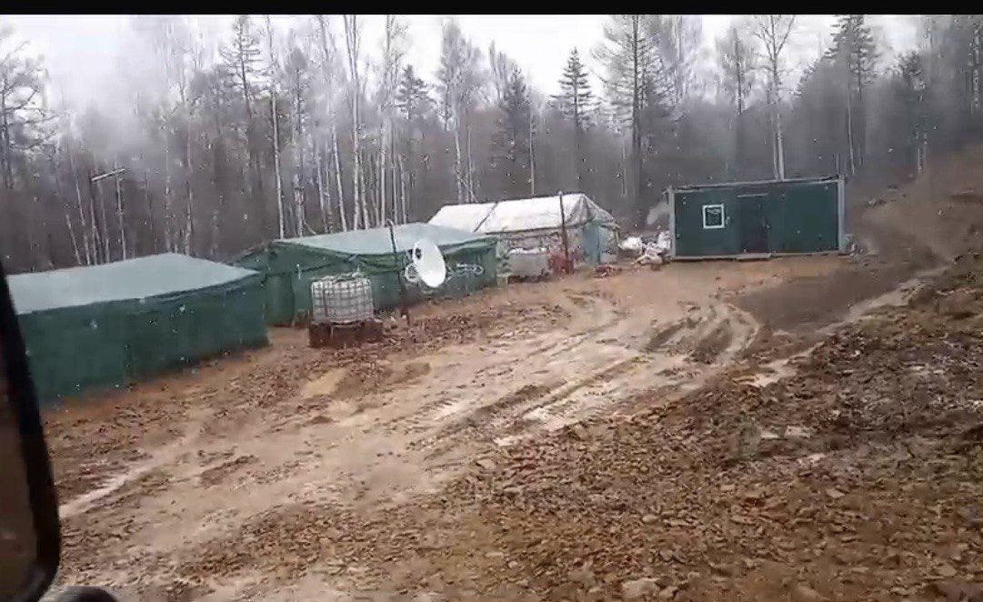 С золотодобывающего предприятия взыскан ущерб, причиненный лесному фонду в ЕАО Золотодобывающая компания нарушила законодательства, ведя деятельность в водоохранной зоне реки Талагач без согласования с Амурским территориальным управлением ФАР. Горные работы проводились без плана, а соблюдение правил пожарной безопасности в лесах не обеспечивалось. Для расположения жилого базового поселка организация самовольно заняла лесной участок в Облученском районе ЕАО. При проведении работ бульдозерной техникой сдвинут грунт и снят плодородный слой почвы на площади 2750 кв. метров. Размер ущерба, причиненного землям лесного фонда, составил более 4,2 млн рублей. Юридическое лицо привлечено к административной ответственности за множество нарушений КоАП. Штрафы составили 800 тыс. рублей, а судом взыскан ущерб, причиненный лесному фонду. Все НОВОСТИ ЕАО в одном месте жми Прислать новость