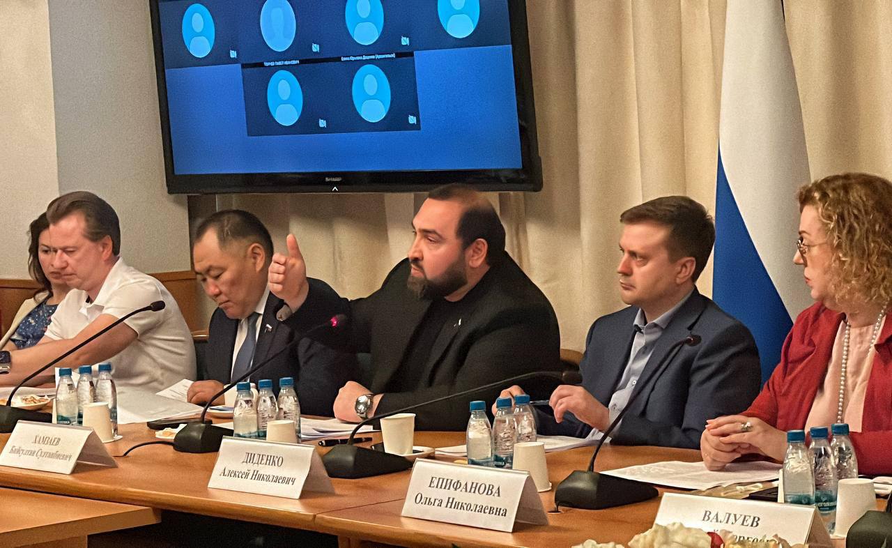 Депутаты планирует ввести обязательный учет домашних животных «Сегодня в Государственной Думе мы фактически создаем правовое поле по бережному отношению к животным. Именно так, потому что невозможно говорить о ни о защите людей, ни самих животных, если нет правил по разведению тех же собак, их содержание. Назрело время учета и грамотной маркировки домашних животных, в первую очередь – собак»,– заявил депутат Государственной Думы Султан Хамзаев. «Также акцентирую внимание своих коллег. Наш базовый законопроект – о безвозвратном отлове собак, по которому идёт большая дискуссия. Депутаты, как представители нашего общества отстаивают народную позицию. Рассказал коллегам о всецелой поддержке нашей работы, которую получил в ходе региональной недели на общественных слушаниях, которые проводил в Ставропольском крае, приёме граждан в Дагестане. В рамках рабочей группы по подготовке предложений по совершенствованию законодательства, направленного на защиту граждан от нападения бездомных животных продолжаем самую активную комплексную работу»,– заключил парламентарий. ГТРК «Дагестан» www.gtrkdagestan.ru RUTUBE SMOTRIM