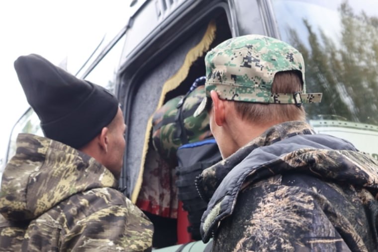 «Чита ру»: Минкульт Забайкалья потребовал от сотрудников музеев, театров и библиотек под угрозой санкций искать добровольцев на СВО Популярное региональное медиа «Чита ру» заявило, что его журналисты ознакомились с текстом ведомственного «плана по отбору кандидатов», якобы утвержденного министром культуры края Аленой Ячменевой. Глава Минкульта требует от всех подведомственных учреждений — театров, музеев, библиотек — начать регулярную агитацию контракта с Минобороны РФ. Для этого в музеях, библиотеках и театрах Забайкалья, а также во время массовых мероприятий с их участиями сотрудники должны начать раздавать буклеты с агитацией подписания контракта с Минобороны. Кроме того, учреждения должны еженедельно постить анонсы с рекламой контракта в своих соцсетях. За невыполнение требований, пишет «Чита ру», предусмотрены санкции. А за выполнение новой нагрузки якобы никаких доплат и льгот не предусмотрено, что «возмущает» бюджетников от культуры. «Ежедневно нужно скидывать отчеты о проделанной работе. То есть в учреждениях должны быть назначены люди, проделывающие такую работу без всяких доплат. Работу за военкомат нужно делать бесплатно, и не важно, желаете ли вы этого, ведь за невыполнение планов обещают наказывать», — публикует «Чита ру» рассказ своего источника из учреждения культуры. Источник «Читы ру» в органах краевой власти заявил, что подобные разнарядки якобы спущены и в другие министерства. На запрос СМИ минкульт отказался комментировать документ и не подтвердил его подлинность. Реакции пресс-службы правительства Забайкалья на вопрос о том, действительно ли вообще все министерства получили такое задание сверху — еще не поступало. Забайкальский край в рейтинге регионов по качеству жизни находится в низу списка с 82-м местом из 85. А в рейтинге закредитованности граждан по регионам у Забайкалья место в середине списка. Средний долг на одного жителя тут равен полмиллиона рублей. Выплата добровольцам, уходящим на СВО из Забайкалья, составляют 2 миллиона рублей.