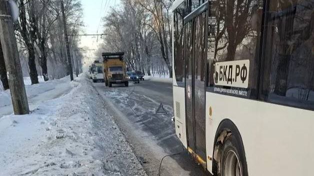В результате обрыва троллейбусной контактной сети на Большой Санкт Петербургской улице оказались повреждены легковые автомобили и городской автобус Пострадавших нет Движение троллейбусов приостановлено Аварийная бригада АО Автобусный парк ведёт восстановительные работы Минтранс Новгородской области